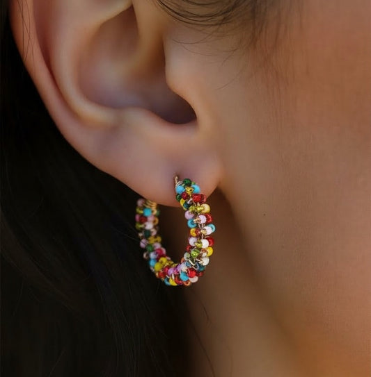 Aros Argolla Tejidos a Mano con Mostacillas – Diseño Artesanal, Multicolor