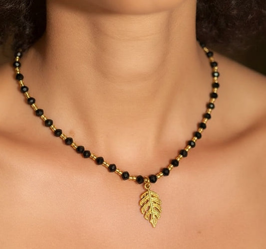 Collar Cristales Negros Tejido a Mano | Dije Hoja