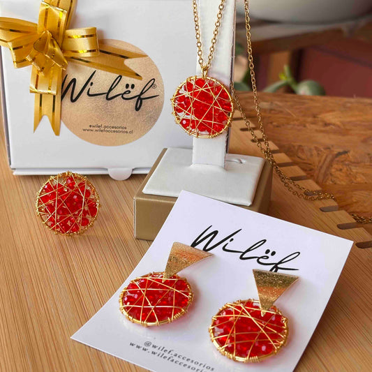 Conjunto Atrapasueño rojo — Aros, Collar y Anillo Tejidos a Mano en Alambre Dorado con Cristales