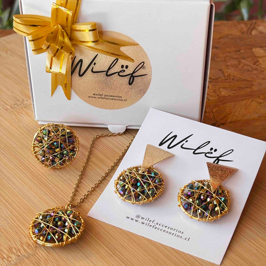 Conjunto Atrapasueño tornasol — Aros, Collar y Anillo Tejidos a Mano en Alambre Dorado con Cristales