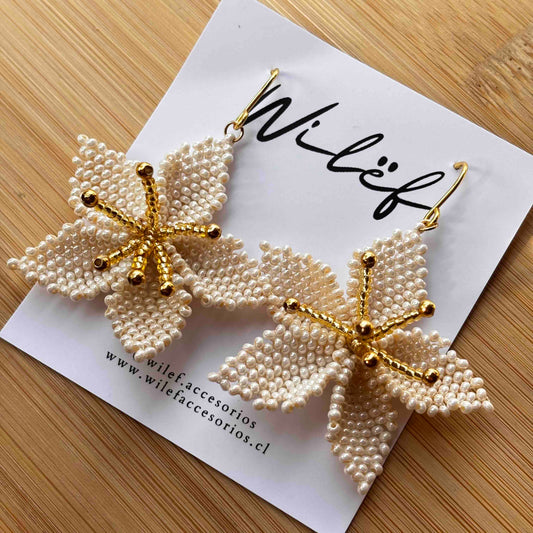 Aros Flor Tejida a Mano con Mostacillas Beige y Dorado