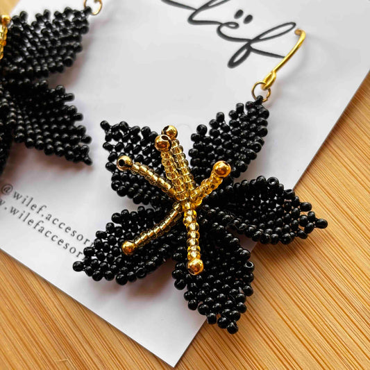 Aros Flor Tejida a Mano con Mostacillas Negro y Dorado