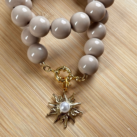 Collar Tendencia Acrílico Beige con Dije Sol Acero Inoxidable Dorado — Hecho a Mano