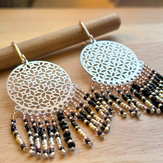 Aros largos con mostacillas – Color Lila y dorado - Diseño Cascada Mandala
