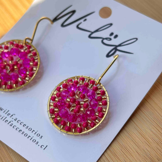 Aros Tejidos Cristales – Diseño Artesanal - Mini Mandala Fucsia - Dorado