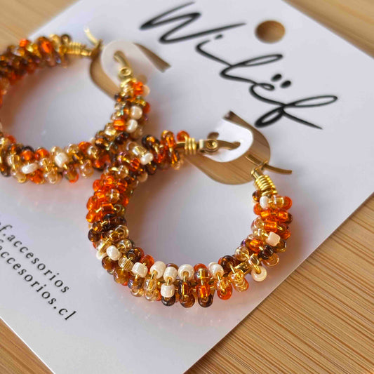 Aros Argolla Tejidos a Mano con Mostacillas – Diseño Artesanal, Mix Naranjos 3cm