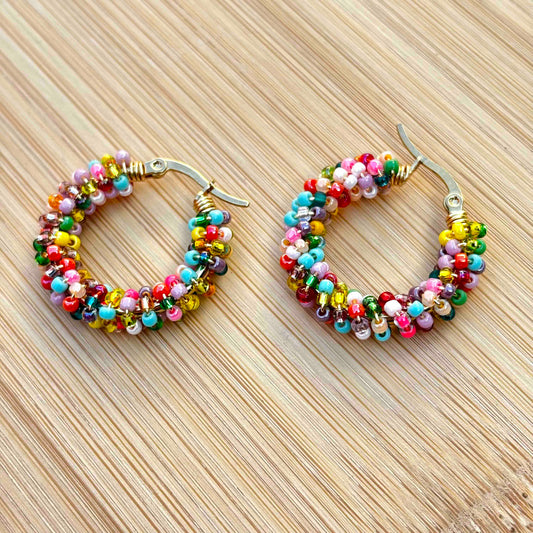 Aros Argolla Tejidos a Mano con Mostacillas – Diseño Artesanal, Multicolor