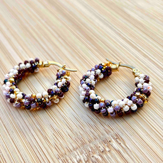 Aros Argolla Tejidos a Mano con Mostacillas – Diseño Artesanal, Mix Morado