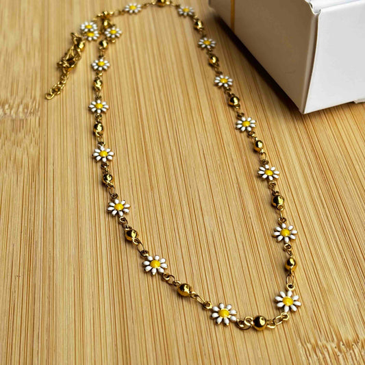 Collar Acero Inoxidable Dorado con Margaritas Blancas — 45 cm