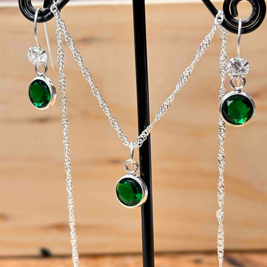 Conjunto Plata 925 con Cristal Verde Esmeralda — Collar y Aros Colgantes