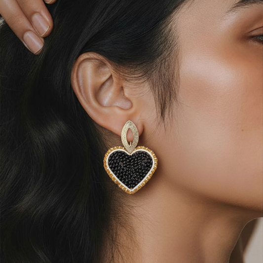 Corazón Tejido con Mostacillas Negro —  Base Baño de oro