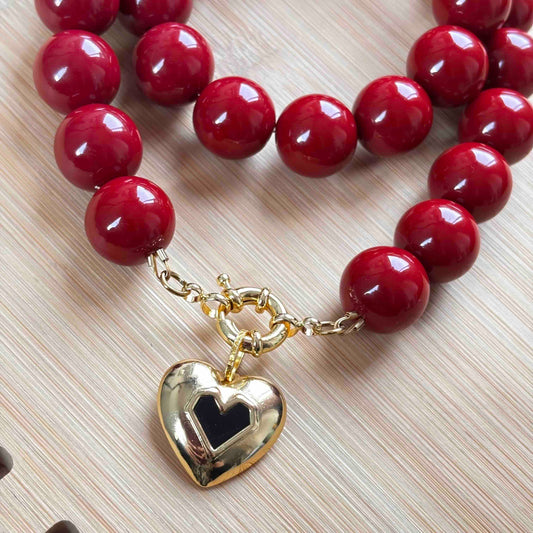 Collar Tendencia Acrílico Burdeo con Dije Corazón Acero Inoxidable Dorado — Hecho a Mano