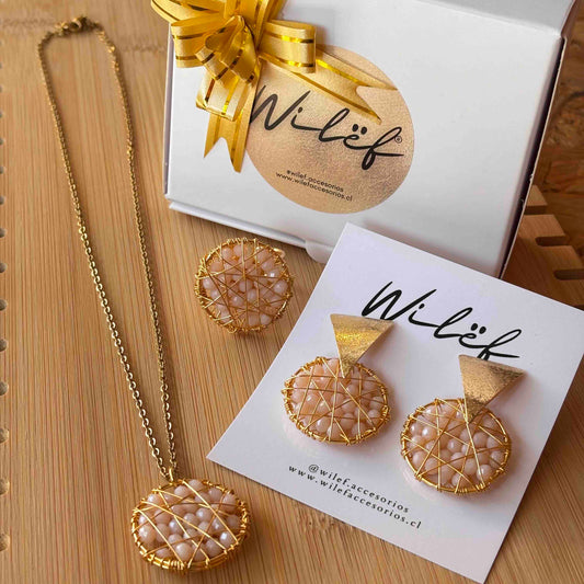 Conjunto Atrapasueño Beige — Aros, Collar y Anillo Tejidos a Mano en Alambre Dorado con Cristales