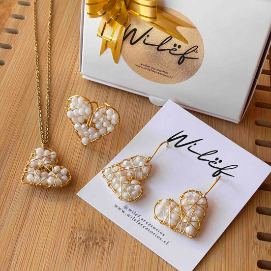 Conjunto Corazones blanco  — Aros, Collar y Anillo Tejidos a Mano en Alambre Dorado con Cristales