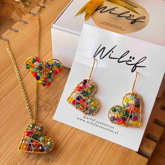 Conjunto Corazones Multicolor  — Aros, Collar y Anillo Tejidos a Mano en Alambre Dorado con Cristales