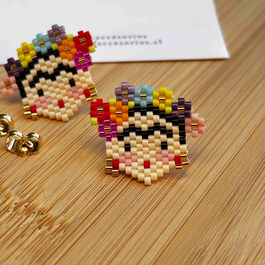 Aros Frida Kahlo Tejidos a Mano con Mostacillas | Aros Artesanales Coloridos