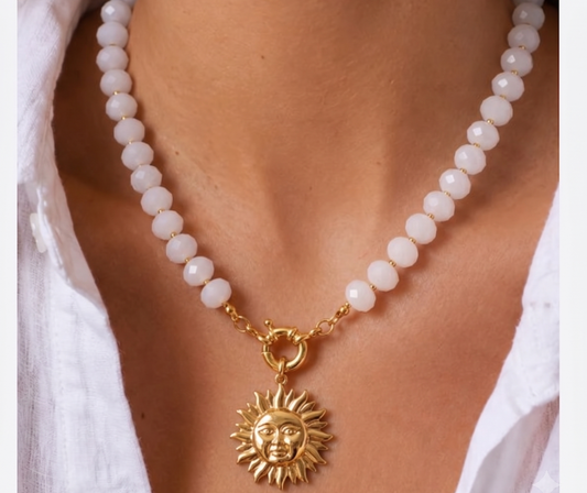 Collar Cristales Blancos con Dije Sol Dorado — Acero Hipoalergénico