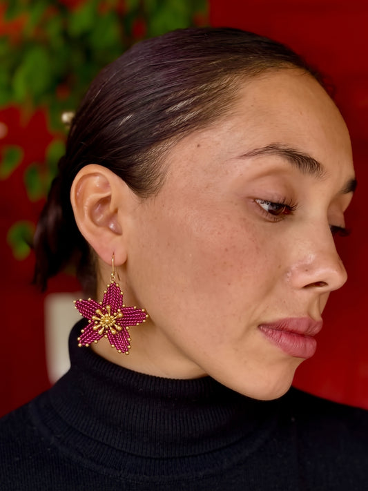 Aros Flor Tejida a Mano con Mostacillas Moradas
