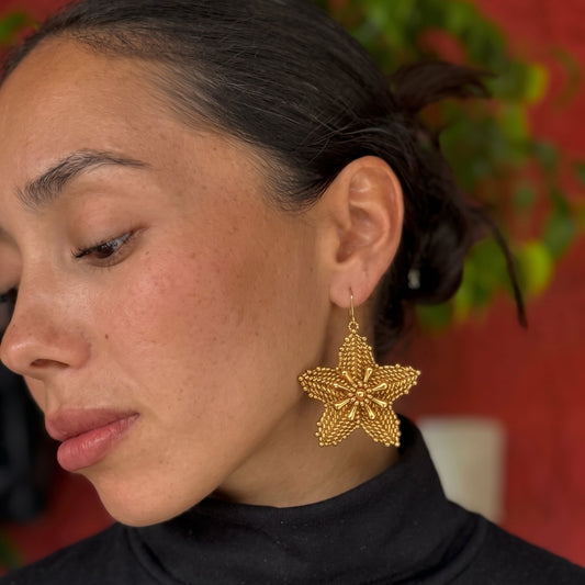 Aros Flor Tejida a Mano con Mostacillas Doradas