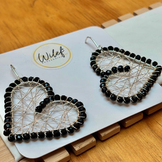 Aros Corazón Negros Hechos a Mano – Joyería Artesanal Mujer
