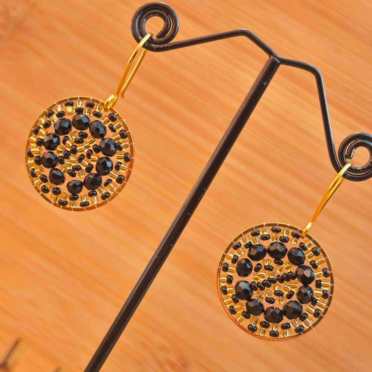 Aros Tejidos Cristales – Diseño Artesanal - Mini  Mandala Negra Dorada