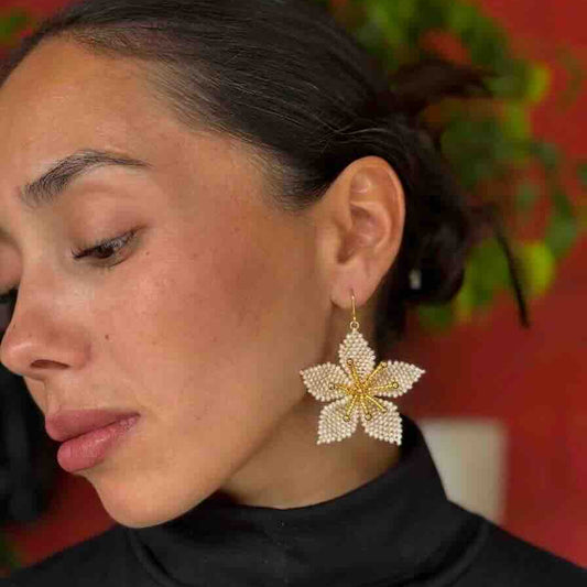 Aros Flor Tejida a Mano con Mostacillas Beige y Dorado