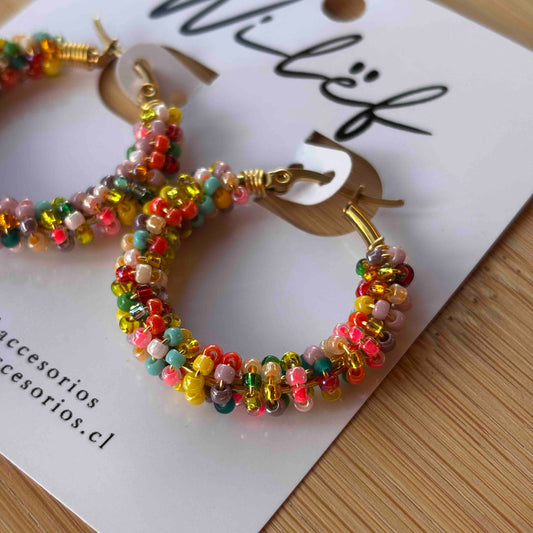 Aros Argolla Tejidos a Mano con Mostacillas – Diseño Artesanal Multicolor 3cm