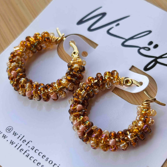 Aros Argolla Tejidos a Mano con Mostacillas – Diseño Artesanal Mix Caramelo 2,5cm