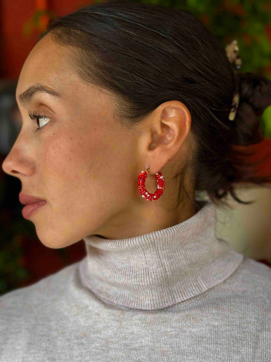 Aros Argolla Tejidos a Mano con Mostacillas – Diseño Artesanal, Mix Rojos