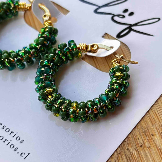Aros Argolla Tejidos a Mano con Mostacillas – Diseño Artesanal Mix Verdes 2.5cm