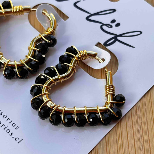 Argolla Corazón Dorado con Cristales Color Negro  —  2,5 cm