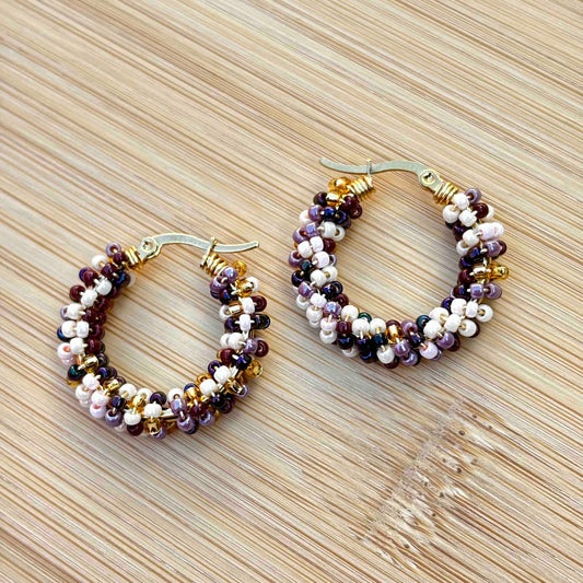 Aros Argolla Tejidos a Mano con Mostacillas – Diseño Artesanal, Mix Morado