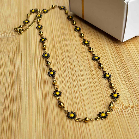 Collar Acero Inoxidable Dorado con Flores Negras — 45 cm