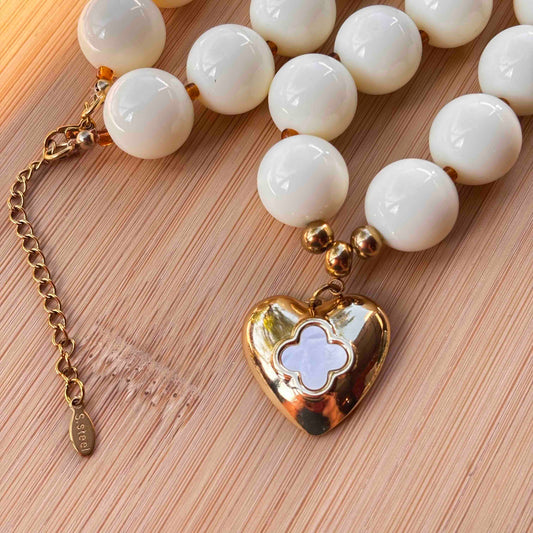 Collar Tendencia Acrílico Blanco con Dije Corazón Acero Inoxidable Dorado — Hecho a Mano