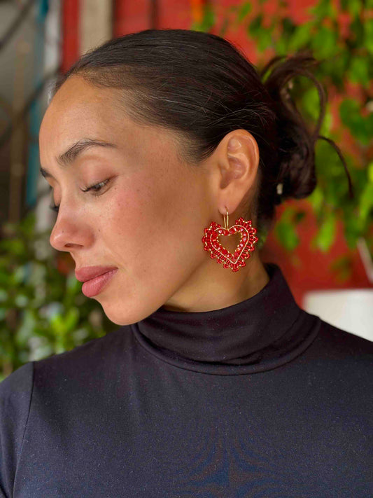 Aros Corazón Tejidos a Mano con Cristales – Diseño Romántico en Tonos Rojos y Dorado